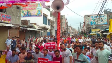 Photo of अघोषित विद्युत कटौती को लेकर विद्युत विभाग के खिलाफ सड़कों पर उतरे लोग,