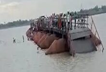 Photo of हाजीपुर के राघोपुर में एक नाव पीपा पुल से टकरा गई नाव में सवार अधिकांश यात्री सरकारी शिक्षक थे