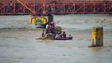 Photo of हर की पैड़ी के निकट गंगा नदी का जलस्तर बढ़ने से कांवड़ यात्री फंसे