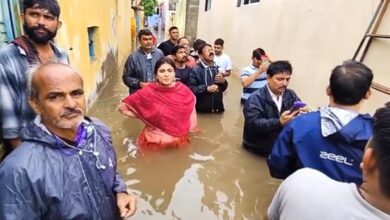 Photo of गहरे पानी में उतरकर बाढ़ में फंसे लोगों को बचाने का काम कर रही हैं रिवाबा