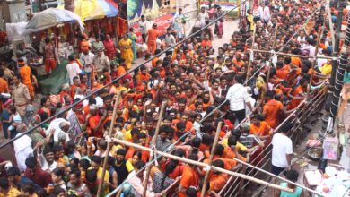 Photo of सावन के तीसरे सोमवार पर कतारबद्ध शिवभक्तों में मनुहार के साथ फल वितरण