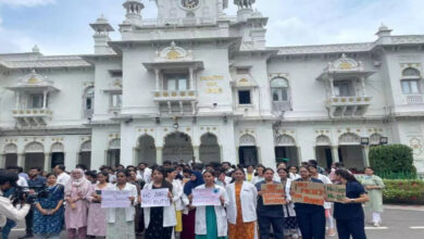 Photo of कोलकाता में डाक्टर की हत्या के विरोध में केजीएमयू के रेजिडेंट डाक्टरों ने किया प्रदर्शन