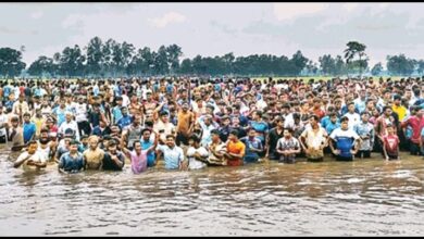 Photo of बांग्लादेश में फैली अशांति के बीच हजारों की तादाद में बांग्लादेशी हिंदू लगा रहे गुहार ‘हमें भारत आने दो’