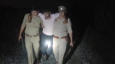 Photo of पुलिस ने मुठभेड़ में तीन लुटेराें काे किया गिरफ्तार, दो को लगी गोली