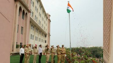 Photo of पुलिस अधीक्षक ने फहराया ध्वज, उत्कृष्ट कार्य करने वाले पुलिस कर्मियों को किया सम्मानित