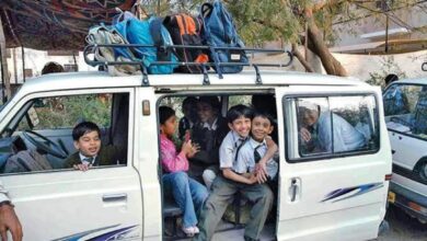 Photo of एआरटीओ की लापरवाही नौनिहालों की फोटो पर चढ़वा रही फूलो का हार