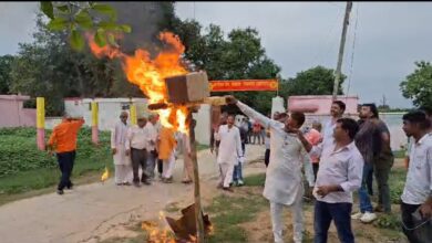 Photo of बांग्लादेश में हुई हिंसा से हिंदू संगठनों में आक्रोश फूँका पुतला