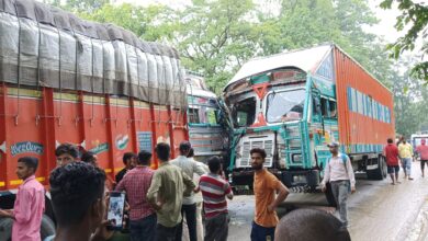 Photo of दो ट्रैकों के आमने-सामने हुई भिड़ंत, ट्रक चालक गंभीर रूप से हुए घायल