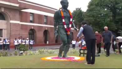 Photo of केन्द्रीय खेल मंत्री डॉ. मनसुख मंडाविया ने मेजर ध्यानचंद को दी श्रद्धांजलि