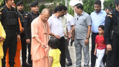 Photo of गोरखनाथ मंदिर की गोशाला में मुख्यमंत्री याेगी आदित्यनाथ ने की गोसेवा