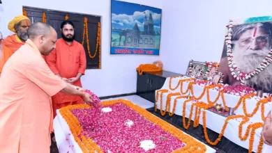 Photo of सीएम योगी ने ब्रह्मलीन परमहंस रामचंद्र दास की समाधि स्थल पर चढ़ाए पुष्प