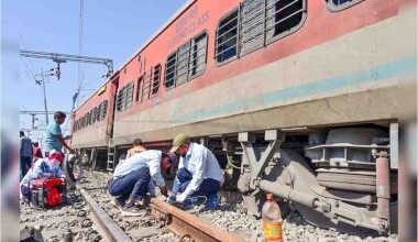 Photo of कानपुर में साबरमती एक्सप्रेस के डिब्बे पटरी से उतरे, रेस्क्यू ऑपरेशन जारी