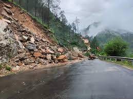 Photo of बदरीनाथ हाईवे चमोली व नन्दप्रयाग के बीच तीन स्थानों पर मार्ग अवरूद्ध