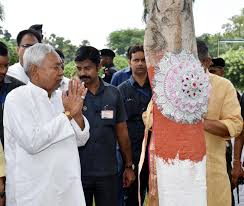 Photo of मुख्यमंत्री ने वृक्ष को बांधा रक्षा सूत्र, किया पौधरोपण