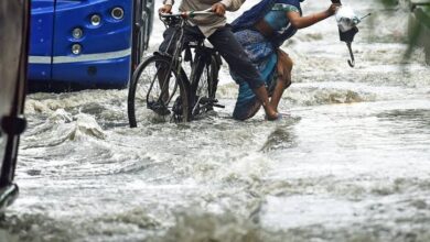 Photo of सड़क पर भरा पानी, लोगों को हो रही परेशानी