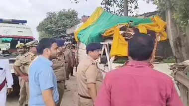 Photo of कांवरियों से भरी गाड़ी खड़े ट्रक से टकराई, एक महिला समेत तीन की माैत