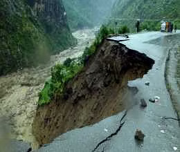 Photo of गंगोत्री हाईवे पर भू-धसाव से आवाजाही बंद, क्यार्क गांव खतरे में