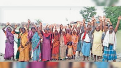 Photo of राहत सामग्री नहीं मिलने पर बाढ़ पीड़ितों ने किया धरना प्रदर्शन