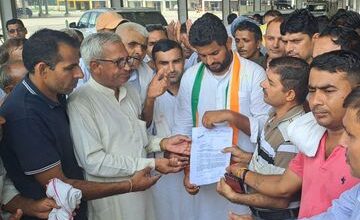 Photo of सर्व कर्मचारी संघ ने कांग्रेस प्रत्याशी को सौंपा अपनी मांगों का ज्ञापन