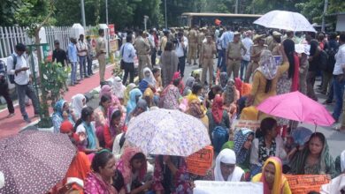 Photo of 69 हजार शिक्षक भर्ती: अभ्यर्थियों ने उपमुख्यमंत्री केशव प्रसाद मौर्य का आवास घेरा