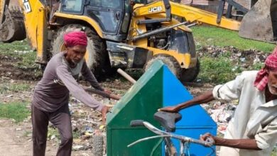 Photo of ग्राम प्रधान ने गांव में जेसीबी से करवाई साफ सफाई