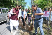 Photo of कैबिनेट मंत्री गणेश जोशी ने झाड़ू लगाकर दिया स्वच्छता का संदेश