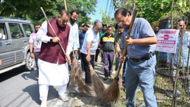 Photo of कैबिनेट मंत्री गणेश जोशी ने झाड़ू लगाकर दिया स्वच्छता का संदेश