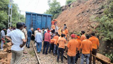 Photo of सोनभद्र में रेलवे ट्रैक पर पहाड़ का मलबा गिरने से मालगाड़ी का इंजन के चार पहिये पटरी नीचे उतरे