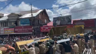 Photo of शिमला मस्जिद विवाद: प्रदर्शन कर रहे लोगों ने तोड़ी बैरिकेडिंग, पुलिस ने किया लाठीचार्ज