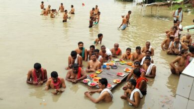 Photo of पितृ पक्ष के पहले दिन श्राद्ध तर्पण के लिए गंगा घाट पहुंचे श्रद्धालु