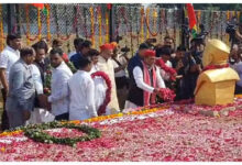 Photo of अखिलेश यादव ने सैफई में उनकी प्रतिमा के ऊपर माल्यार्पण कर के श्रद्धांजलि अर्पित की