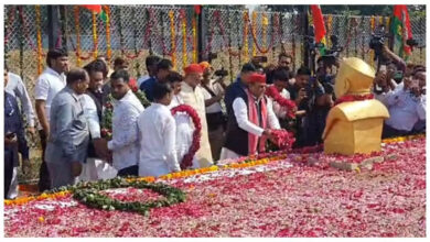 Photo of अखिलेश यादव ने सैफई में उनकी प्रतिमा के ऊपर माल्यार्पण कर के श्रद्धांजलि अर्पित की