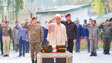 Photo of जम्मू-कश्मीर एलजी मनोज सिन्हा ने बारामुल्ला में शहीद हुए सैनिकों को दी श्रद्धांजलि