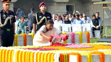 Photo of राष्ट्रपति द्रौपदी मुर्मु ने गांधी जयंती पर राजघाट जाकर महात्मा गांधी की समाधि पर पुष्पांजलि अर्पित की: देखे तस्वीरें