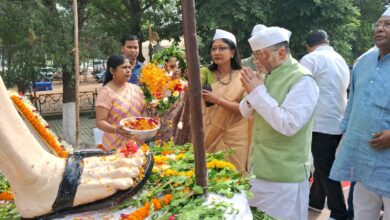 Photo of पश्चिम बंगाल के राज्यपाल ने महात्मा गांधी की प्रतिमा पर किया माल्यार्पण