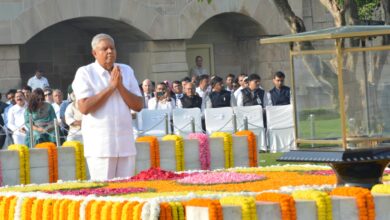 Photo of राष्ट्रपिता महात्मा गांधी की समाधि राजघाट पर पुष्पांजलि अर्पित करते हुए उपराष्ट्रपति जगदीप धनखड़: देखे तस्वीरें