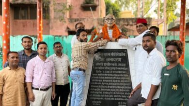 Photo of गांधी पार्क में पहुंचकर सपा नेता राजू ने उनकी प्रतिमा पर माल्यार्पण कर किया नमन