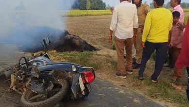 Photo of प्रतिबंध के बावजूद किसान ने जलाई पराली, बाइक सवार युवक झुलसा