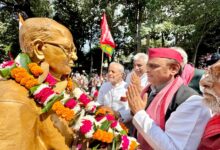 Photo of समाजवादी पार्टी के मुखिया और उत्तर प्रदेश के पूर्व मुख्यमंत्री अखिलेश यादव ने घर के बाहर जेपी की प्रतिमा पर माल्यार्पण किया