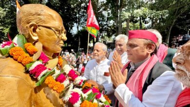 Photo of समाजवादी पार्टी के मुखिया और उत्तर प्रदेश के पूर्व मुख्यमंत्री अखिलेश यादव ने घर के बाहर जेपी की प्रतिमा पर माल्यार्पण किया