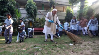 Photo of प्रधानमंत्री ने गांधी जयंती के अवसर पर बुधवार को दिल्ली में स्वच्छता आभियान में हिस्सा लेकर स्कूली बच्चों के साथ लगाई झाड़ू: देखे तस्वीरें