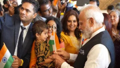 Photo of भारत के प्रधानमंत्री मोदी के लाओस पहुंचने पर गायत्री मंत्र का पाठ, बिहू नृत्य से स्वागत