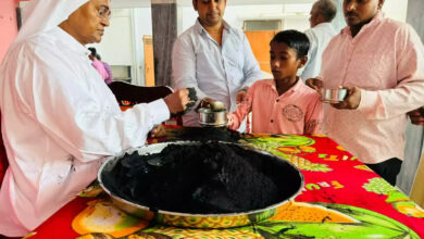 Photo of शरद पूर्णिमा पर संतमत अनुयायी आश्रम मठ गढ़वा घाट में प्रसाद पाने के लिए उमड़ी भीड़