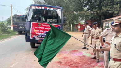 Photo of मोतिहारी पुलिस की अनूठी पहल,छठ पर्व पर परदेश से लौटने वाले यात्रियो के लिए शुरू की पुलिस बस सेवा