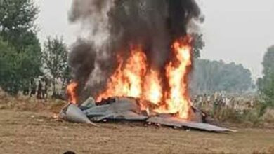 Photo of बीच सफर में एक विमान आसमान में धू-धूकर लगा जलने लपटें बढ़ीं तो खेत में आकर हुआ क्रैश