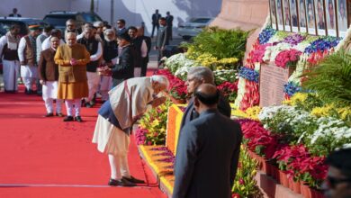 Photo of संसद पर हुए हमले को आज 23 साल पूरे इस पर आज संसद भवन में शहीद जवानों को दी गई श्रद्धांजलि