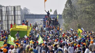 Photo of दिल्ली कूच को अड़े किसान सड़कें खाली करेंगे, अब दलित प्रेरणा स्थल के अंदर धरना जारी रहेगा