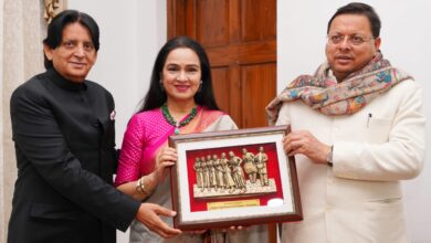 Photo of मुख्यमंत्री पुष्कर सिंह धामी से रविवार को मुख्यमंत्री आवास में बॉलीवुड की अभिनेत्री पद्मिनी कोल्हापुरे ने शिष्टाचार भेंट की