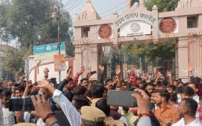 Photo of वाराणसी के कॉलेज में मचा बवाल छात्रों ने कॉलेज परिसर में बनी मस्जिद पर हनुमान चालीसा पढ़ने का किया प्रयास