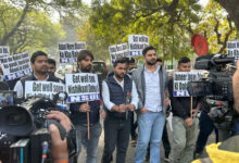 Photo of गौतम अडानी के खिलाफ जांच कराए जाने को लेकर एनएसयूआई के कार्यकर्ताओं ने निशिकांत दुबे के घर के बाहर किया प्रदर्शन